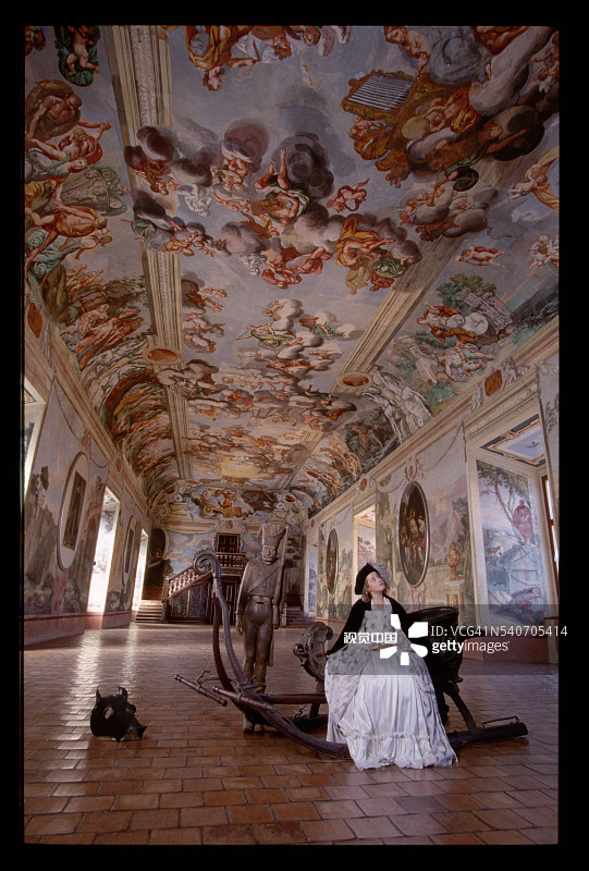 女人坐在斯洛文尼亚城堡房间的雪橇上图片素材