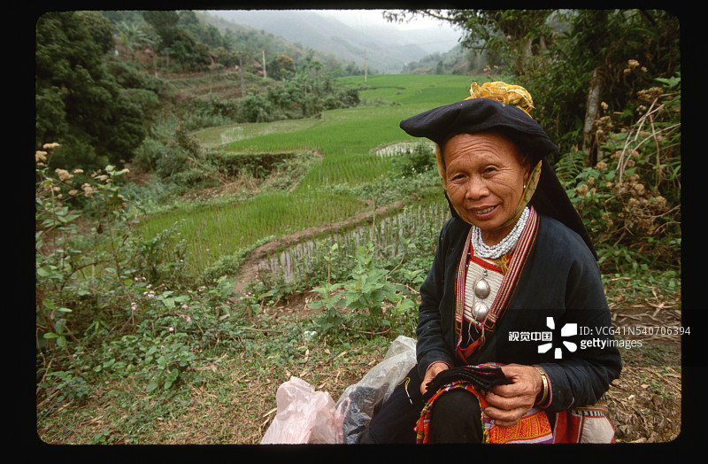 苗族妇女在稻田附近售卖手工艺品图片素材