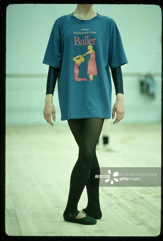 芭蕾舞演员热身图片素材