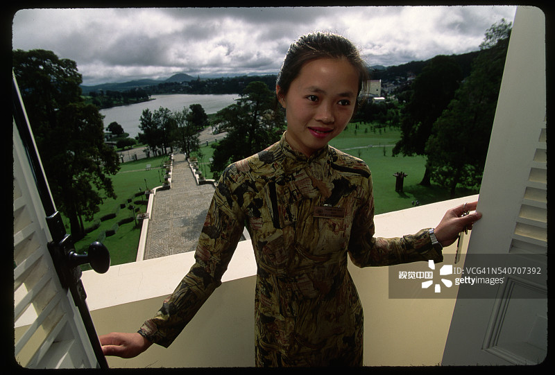 女服务员展示大叻皇宫酒店的景色图片素材