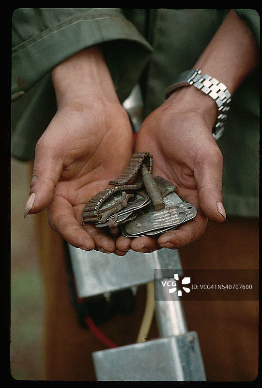 废金属猎人手持军用徽章图片素材