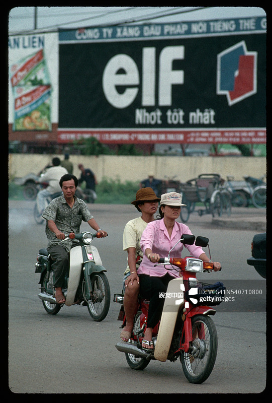在越南骑摩托车图片素材