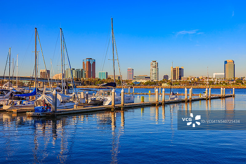 加利福尼亚州长滩天际线、港口和船只图片素材