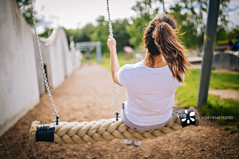 在荡秋千的女人图片素材