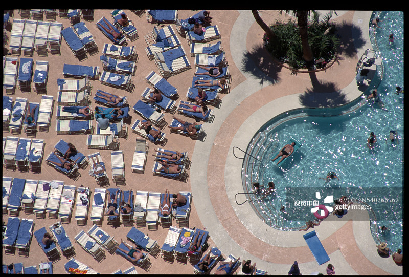 酒店泳池旁的躺椅图片素材
