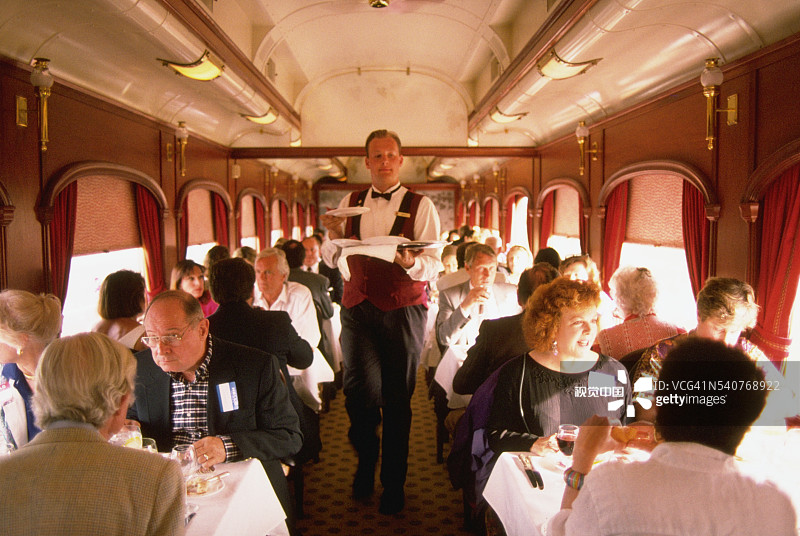 在葡萄酒列车上用餐图片素材