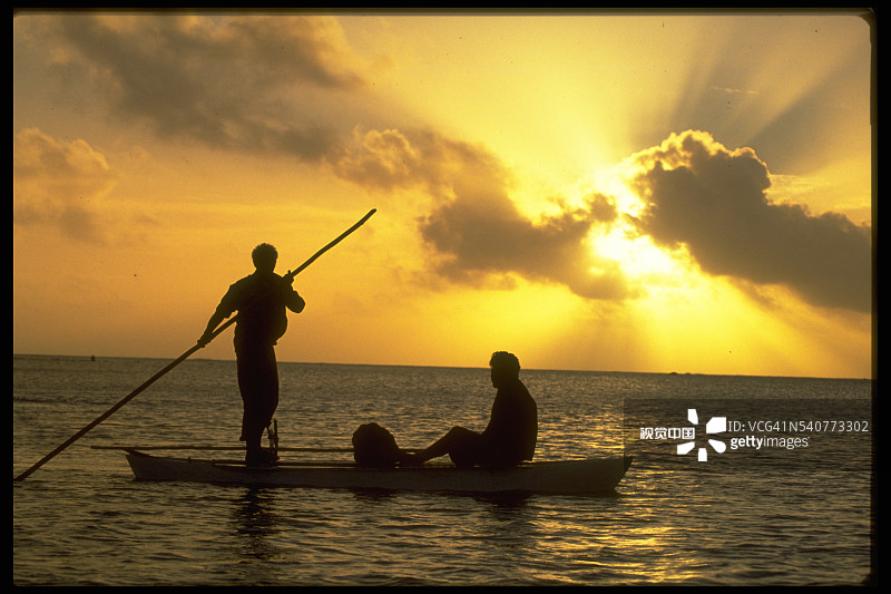 日出时的渔民图片素材