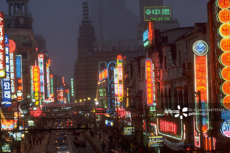 上海南京路的霓虹灯招牌图片素材
