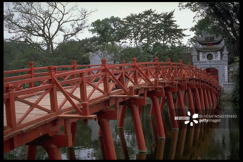 越南河内还剑湖上的栖旭桥图片素材