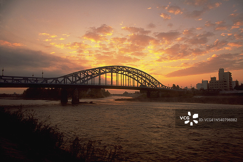 旭川桥上日出图片素材