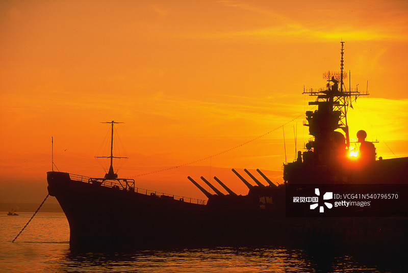 密苏里号战列舰的日落剪影图片素材