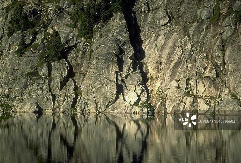 湖面倒映着花岗岩悬崖图片素材