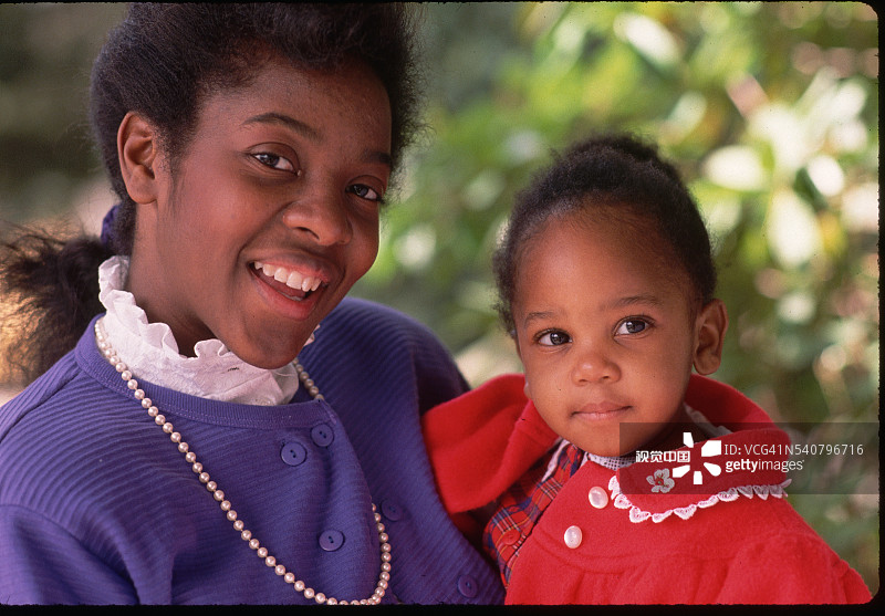 母亲和女儿微笑图片素材
