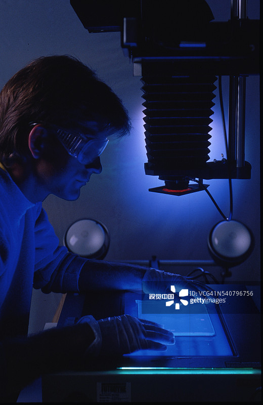 在医学实验室工作的学生图片素材