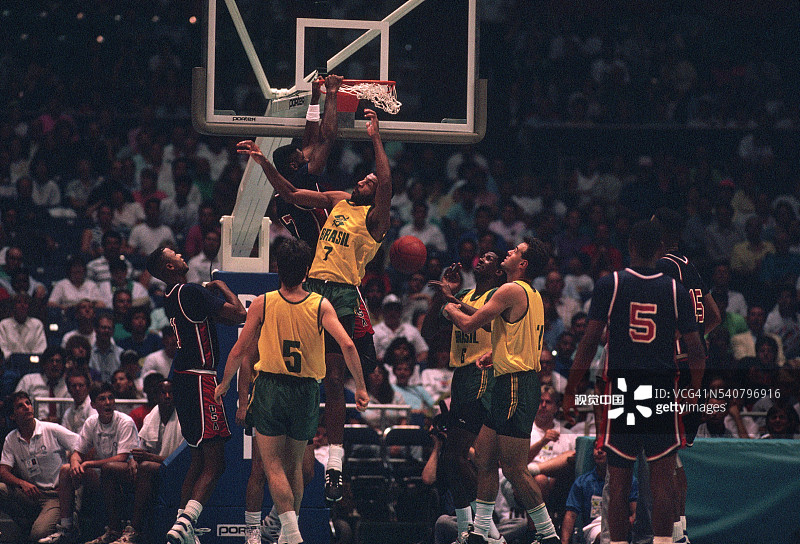 美国篮球运动员扣篮图片素材