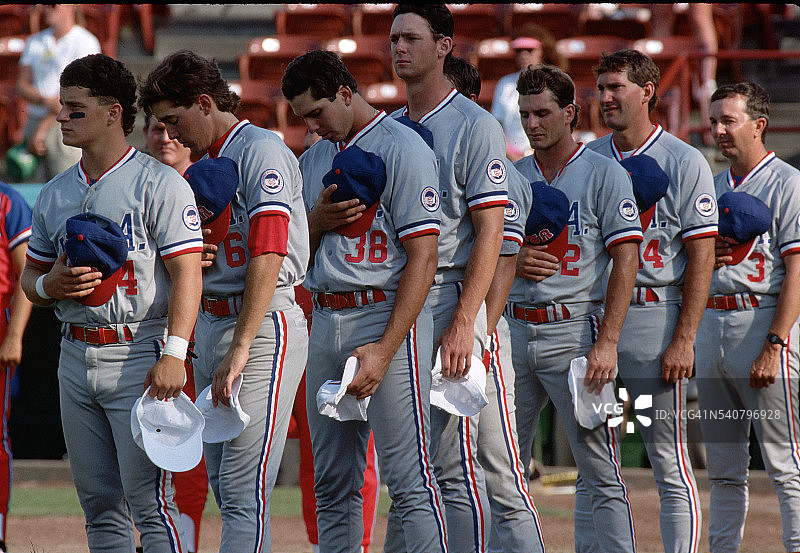 棒球运动员奏国歌时肃立图片素材