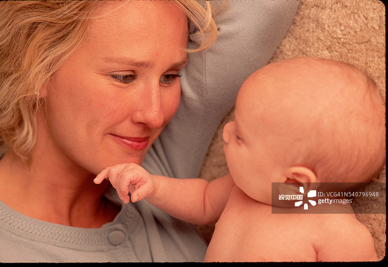 母亲和两个月大的宝宝图片素材