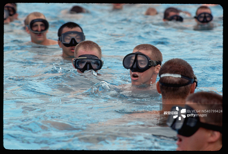 海军突击队游泳训练图片素材