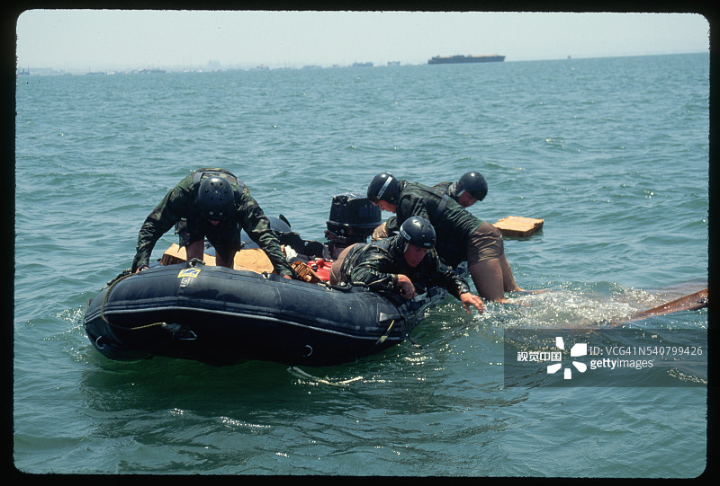 乘坐橡皮艇的海军突击队员图片素材