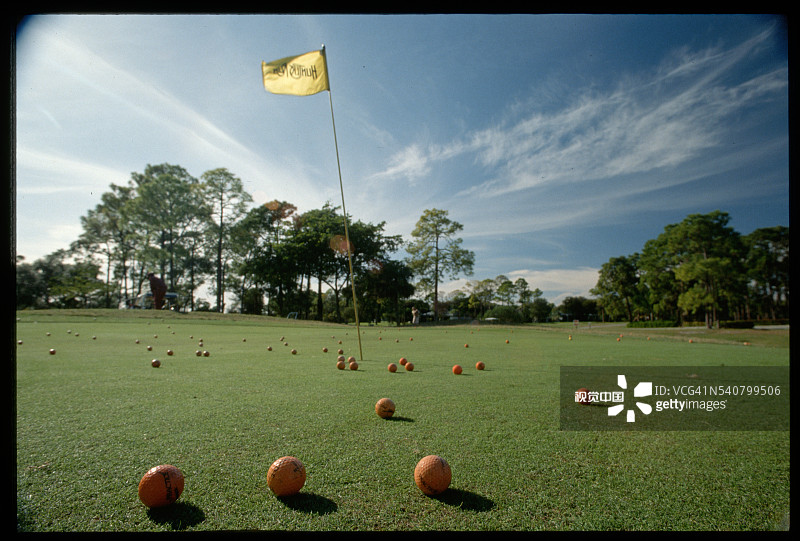 绿色草地上的高尔夫球图片素材