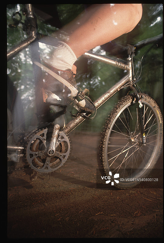 骑山地自行车的自行车手模糊图像图片素材