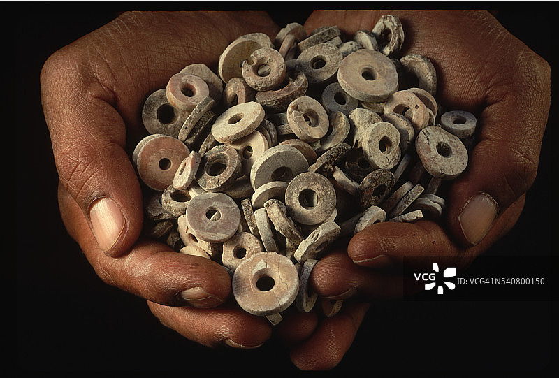 手持未串珠子的男人图片素材