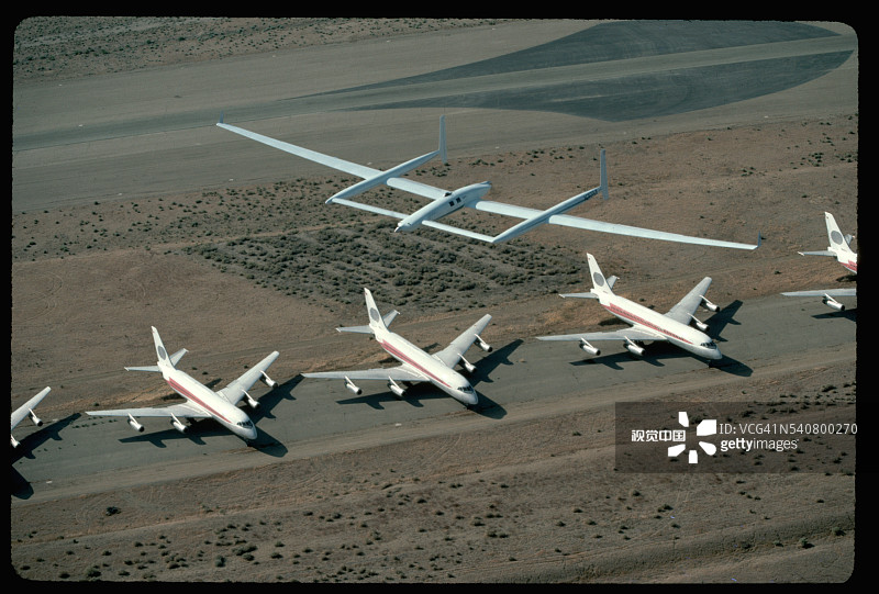 飞行者飞越封存飞机图片素材