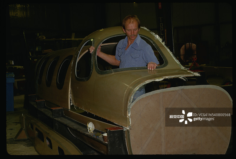 男子组装Triumph商务喷气机图片素材