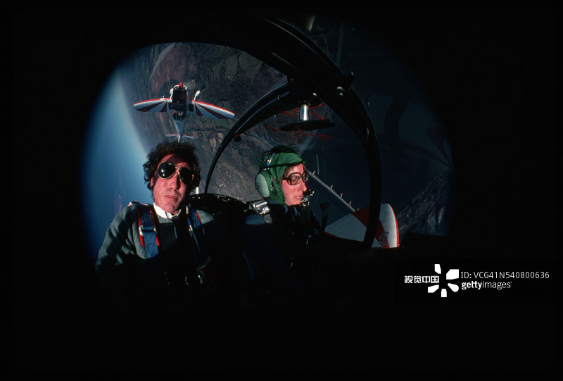 摄影师和飞行员在飞机驾驶舱内图片素材