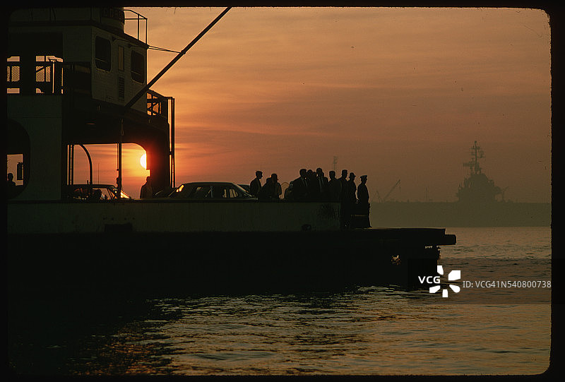 日落时分在渡轮上的乘客图片素材