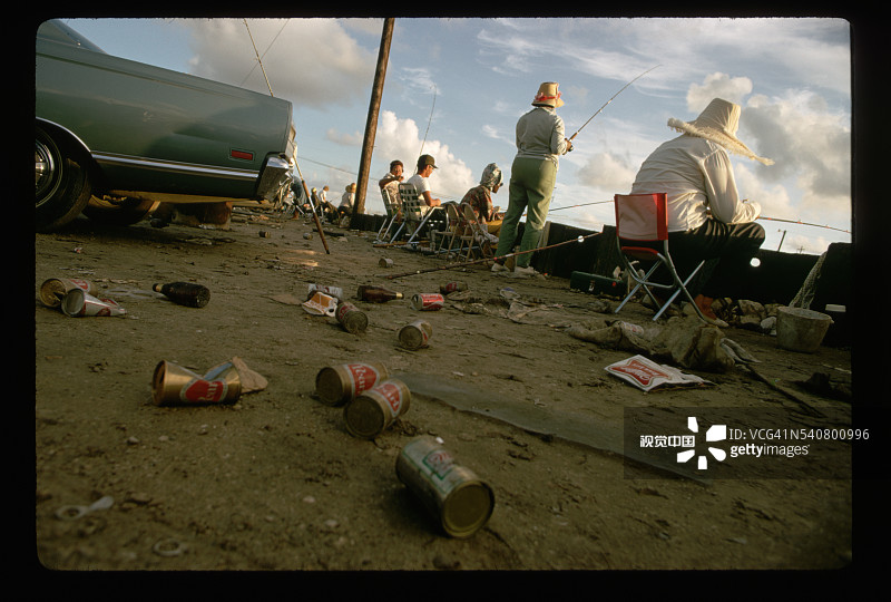 在垃圾遍地的码头钓鱼图片素材