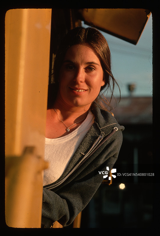 女孩倚靠在火车窗外图片素材