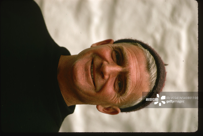 在萨克岛上微笑的男人肖像图片素材