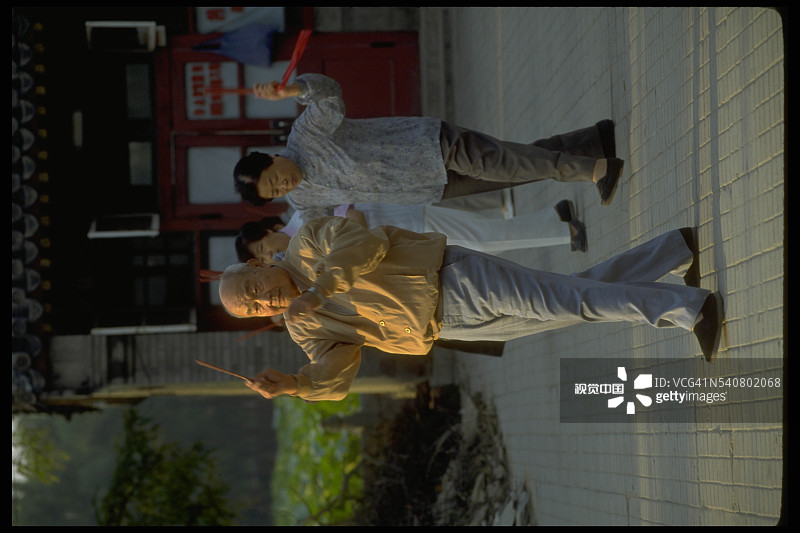 练习太极拳图片素材