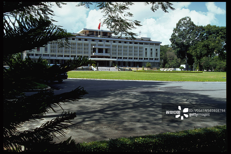 越南，有阴影的人行道和树枝的统一大厅图片素材