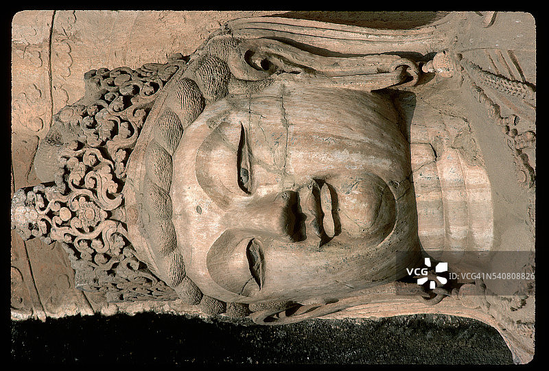 戴皇冠的女人雕塑图片素材