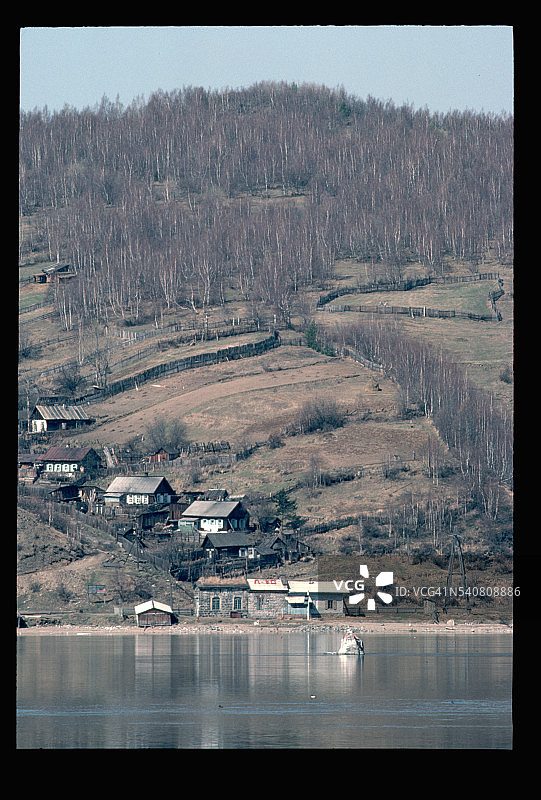 西伯利亚湖畔山坡上的房屋图片素材