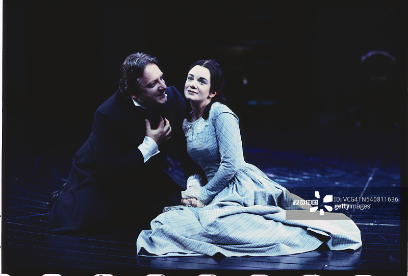 西蒙·拉塞尔·比尔和维多利亚·汉密尔顿在舞台上图片素材