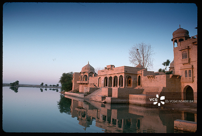 人工湖畔的建筑图片素材