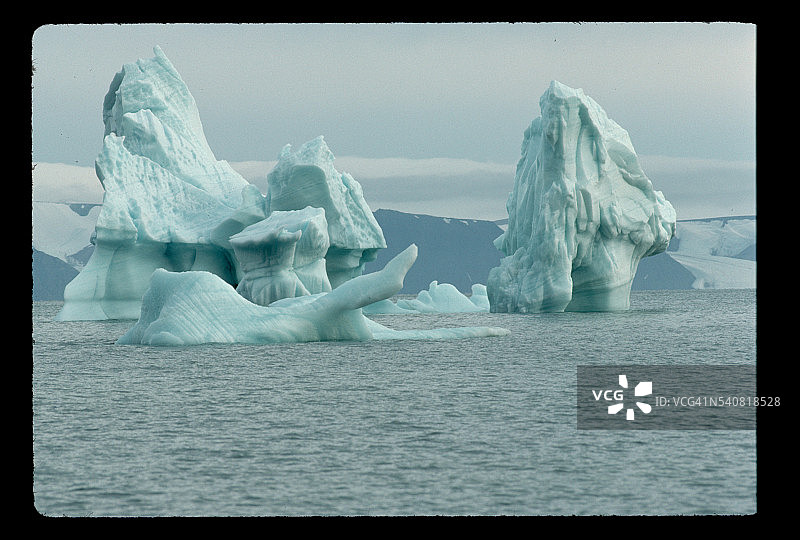 琼斯海峡的大型冰山图片素材