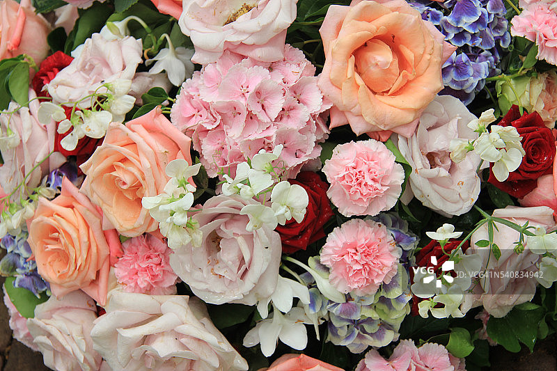 粉色和白色新娘花卉布置图片素材