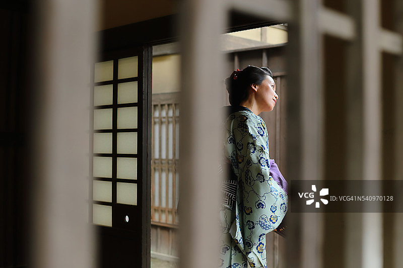 仰望天空的美丽日本女子图片素材