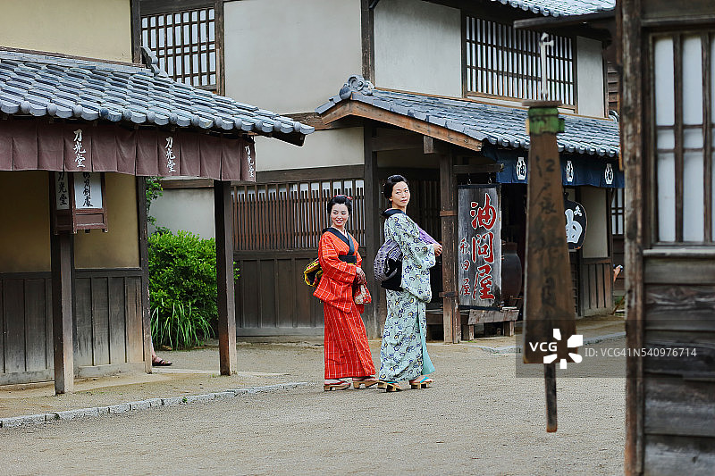 回眸的年轻日本女子图片素材