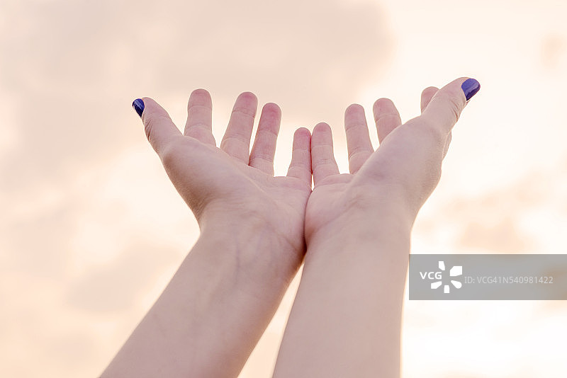漂亮女人的手和天空图片素材