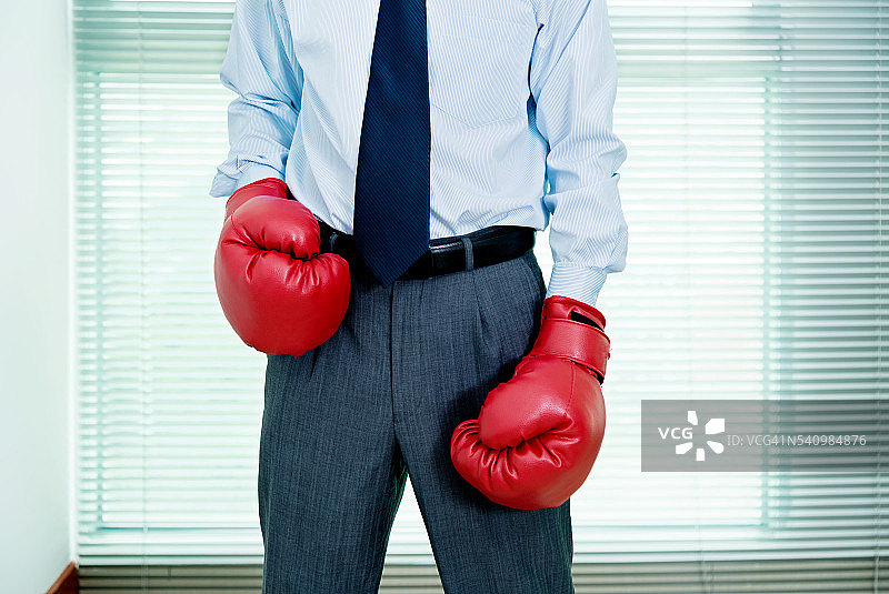 戴着拳击手套的商人图片素材