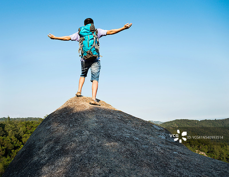 男人站在顶端图片素材