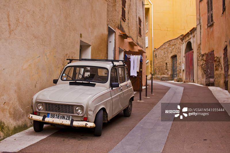 博尼法乔街道上的汽车图片素材