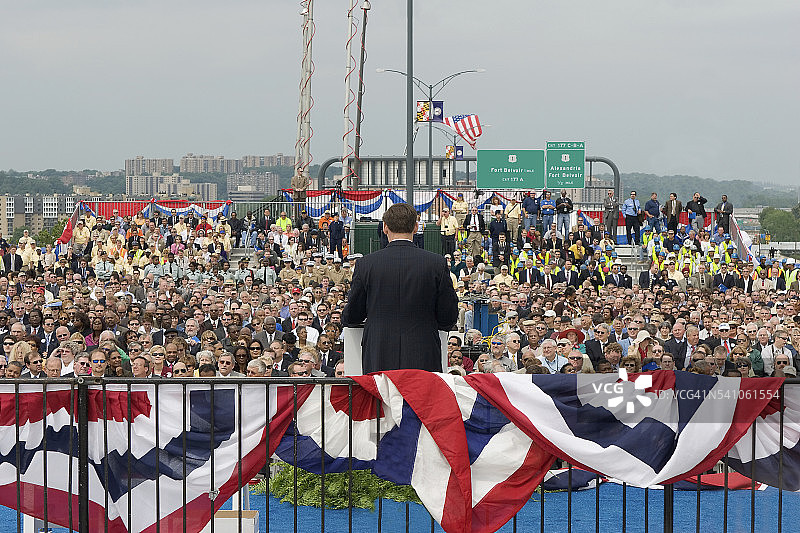 向大批人群讲话的政治人物图片素材