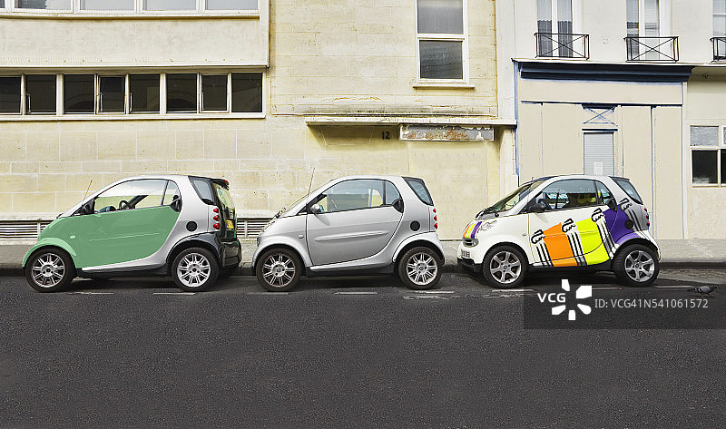 停在巴黎的三辆SMART汽车图片素材