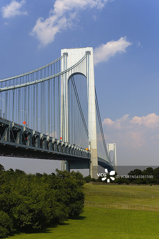 连接斯塔滕岛和布鲁克林的韦拉扎诺海峡大桥图片素材